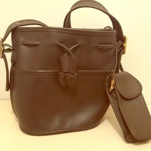 Bucket bag with cell phone holder